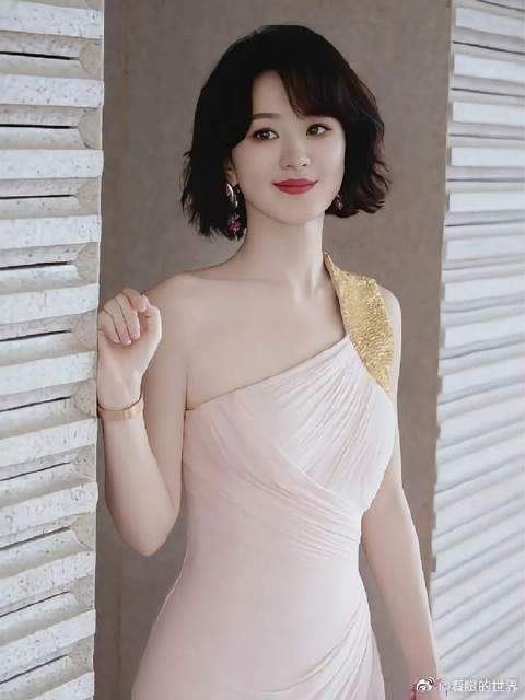 赵丽颖一袭粉色金钻裙,温柔不失气质,魅力十足!