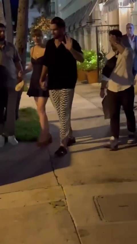 霉霉与男友Travis Kelce佛罗里达牵手约会
