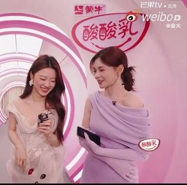 网友调侃单依纯手套是找沈梦辰借的吗?