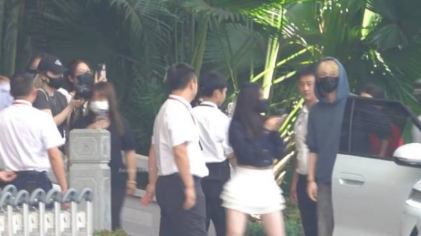马柏全今天三亚出发路透 帽衫look酷盖，和粉丝捏捏拜拜 明晚直播见！