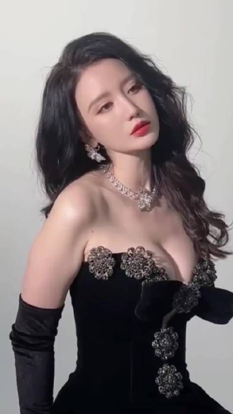 张姐的身材净看远看都很美,又性感