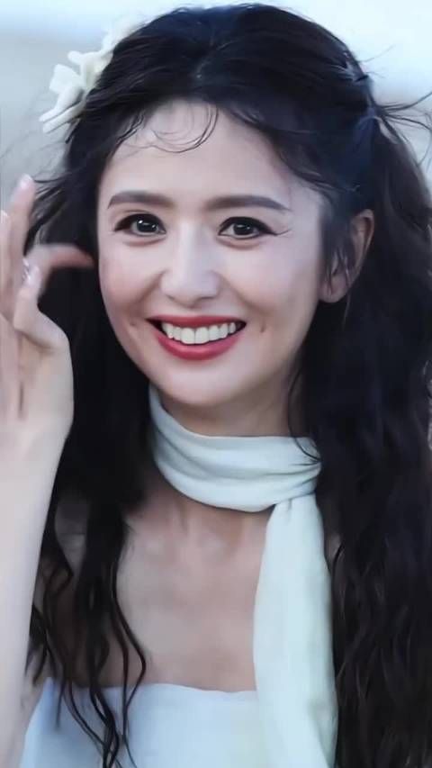 佟丽娅这个年纪的人应该优雅的妆容和穿搭,这个造型太糙了