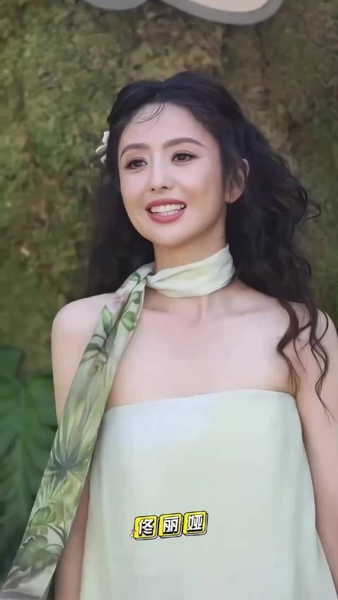 佟丽娅亮相三亚,造型被指刻意装嫩,网友:牙齿好黄又土又苦相 !