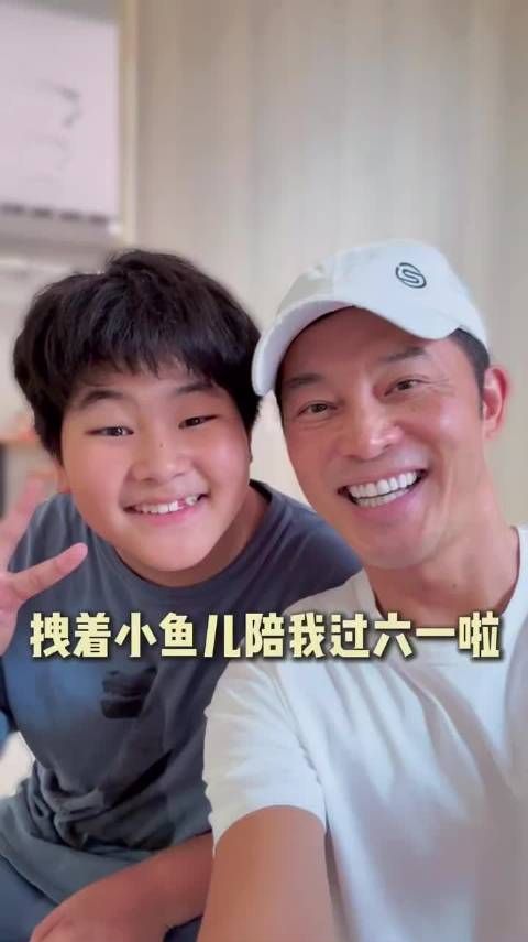 沙溢胡可和俩儿子逛街,14岁安吉长发遮眼,脖子变粗,认不出来了!