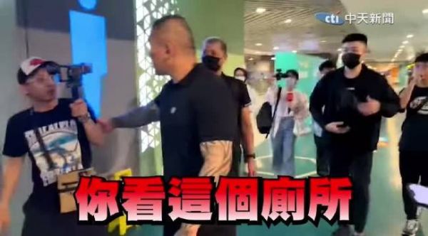 馆长来大陆直播,大陆厕所是有门的