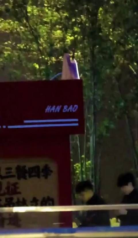 迎着微风回去的王楚钦,碰到小牛和他女朋友,羡慕了吧!