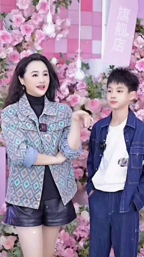 这儿子颜值是真的高,他爸爸肯定很帅吧