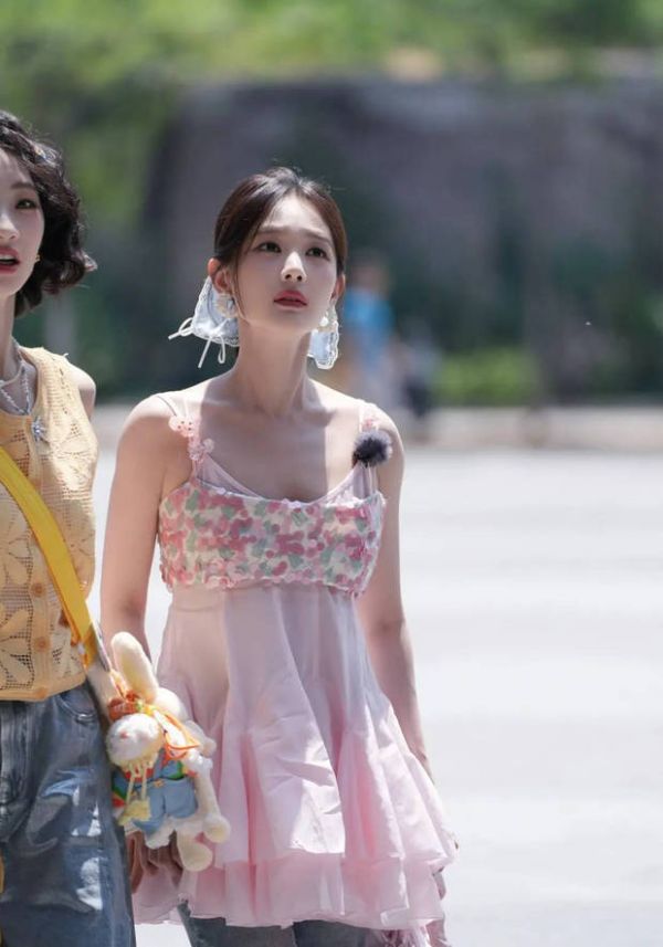 李一桐在阳光下好明媚。