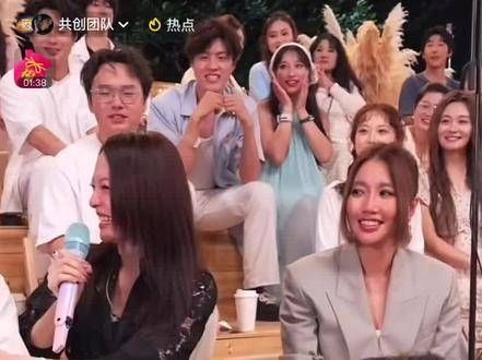 张韶涵演绎《快乐崇拜》时,似乎眼睛有些抽筋