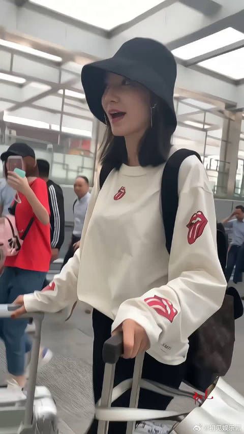 代斯美女被我拍的害羞了
