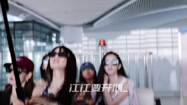 田曦薇、李一桐、张艺凡等土耳其到达,好美的几张脸 cr logo