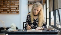 这位金发碧眼的俄罗斯美女，苦练书法4年，却被国内书法家们嘲讽