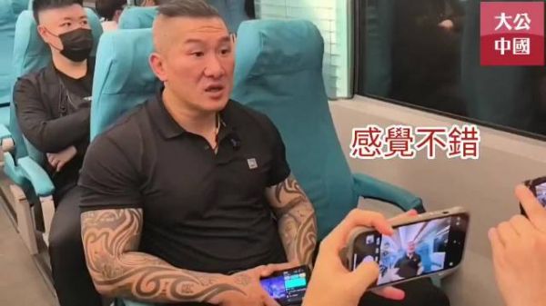 台湾网红馆长大陆直播体验高铁,感叹人情味