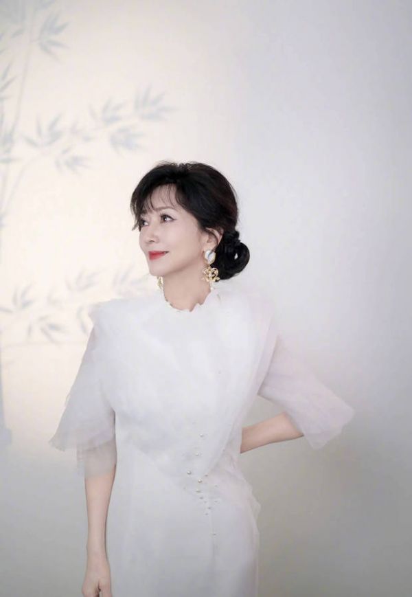 71岁赵雅芝简直就是不老女神，美貌在线！