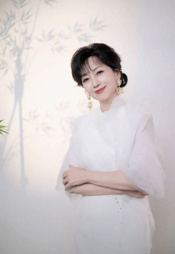 赵雅芝面露温柔笑容，气质优雅迷人。