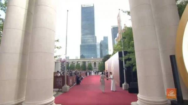 李斯丹妮红毯采访 大背头+浅灰色套装,好帅!