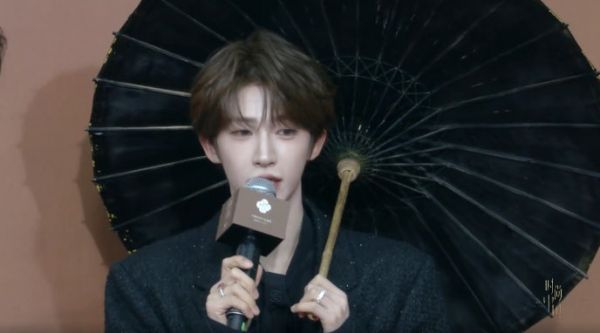刘宇红毯采访 刘宇撑黑色油纸伞走红毯,气质绝伦,期待今晚舞台