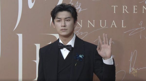 杨旭文红毯采访 杨旭文黑色西装好帅气,期待唐诡