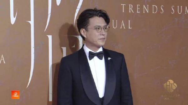 靳东中国时尚产业盛典红毯 靳东黑色西装+黑框眼镜,斯文儒雅