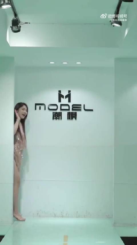 谁说微胖女孩不可以走T台