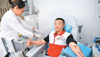 日前，一名红十字会志愿者在天津市血液中心献血。 新华社记者 赵子硕摄