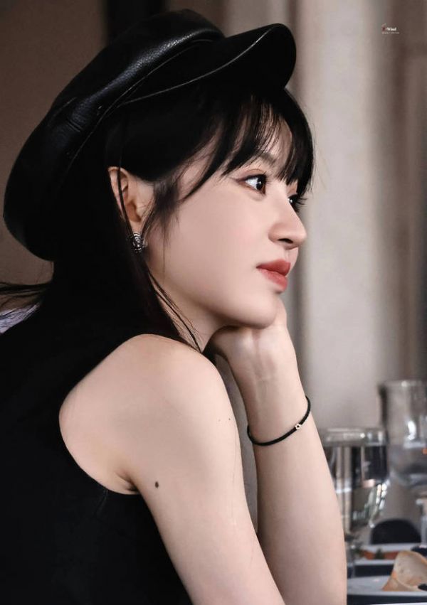 田曦薇侧颜绝美，侧脸线条流畅。