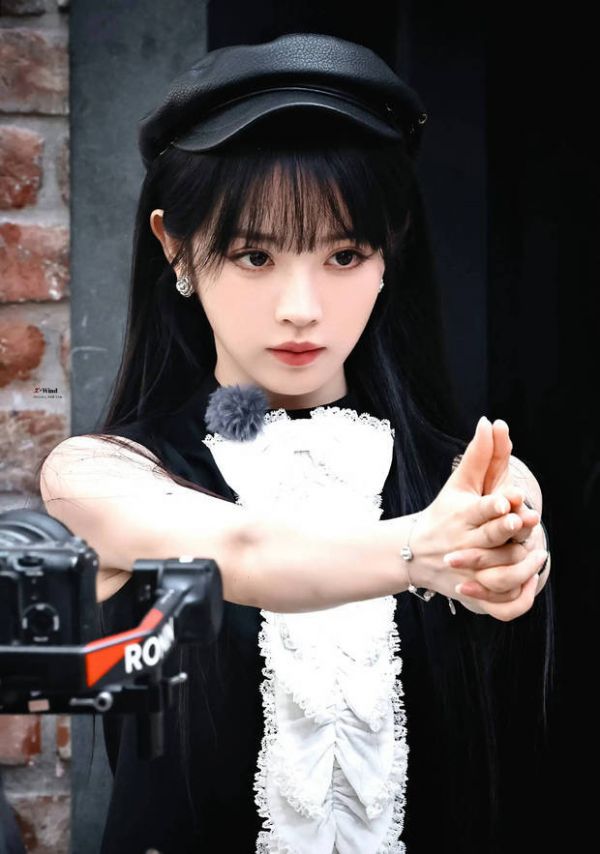 搜狐娱乐讯 6月13日，田曦薇一组综艺路透释出，照片中她穿黑色无袖上衣秀完美肩线，黑发齐刘海造型又甜又酷。