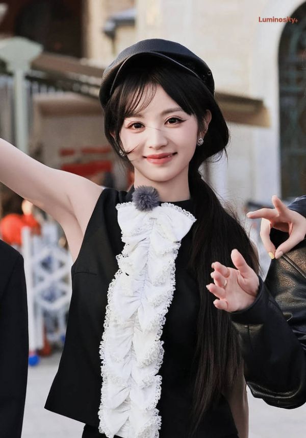 田曦薇对镜甜笑明媚灵动。