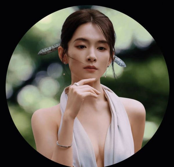 搜狐娱乐讯 6月13日，陈昊宇一组美照释出，照片中她穿挂脖吊带性感撩人，簪白色发钗古韵十足，在树影下拍照清冷唯美。