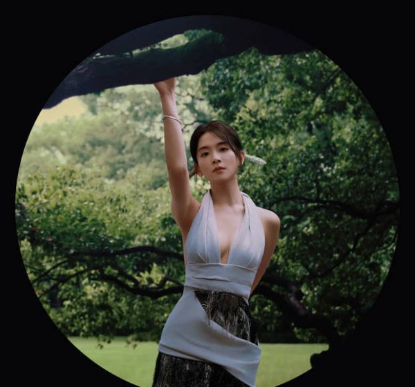 陈昊宇穿挂脖吊带秀完美直角肩。