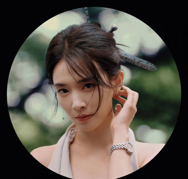 陈昊宇五官精致立体。