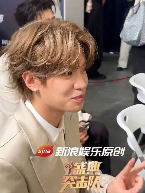 黄明昊一秒认出金晨胶片,两人曾为赛车伙伴