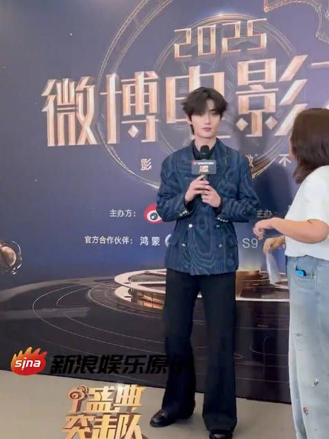 捉到一个快乐下班的小丁@时代少年团-丁程鑫 ,“终于下班了!”
