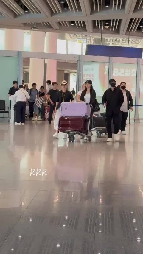 赵文卓一家三口回国,17岁女儿赵子仪好漂亮,从小被富养名媛气质!