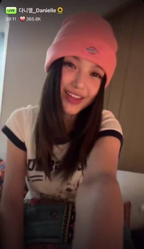 你们都笑康黑林没办法和她对视我就问你们能面无表情和这个女人对视吗?