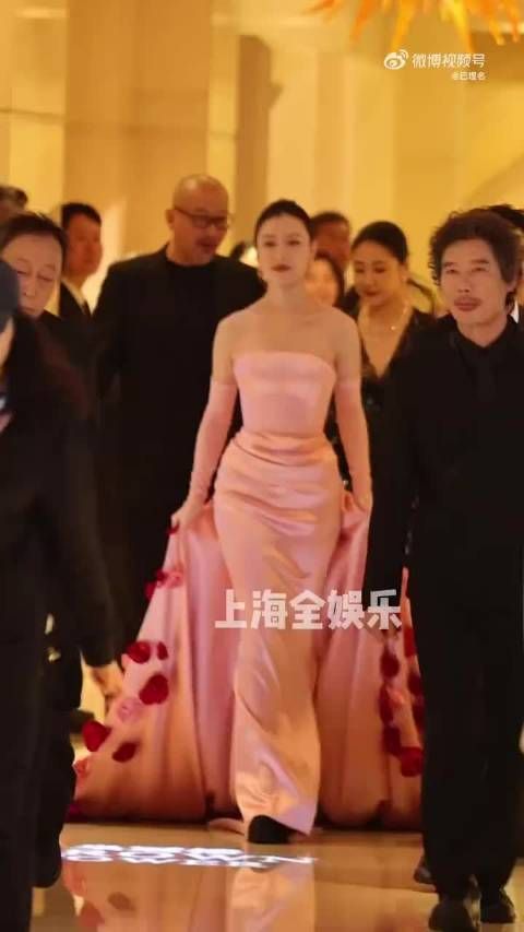 倪妮上影节造型路透,粉色抹胸长裙,太优雅啦!