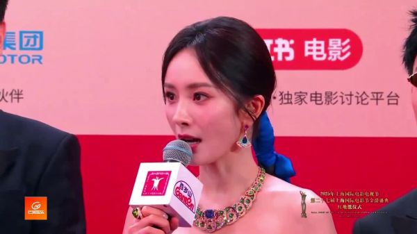 杨幂上影节红毯 杨幂高定红毯:祝中国电影越来越好 希望大家喜欢我们的酱园弄