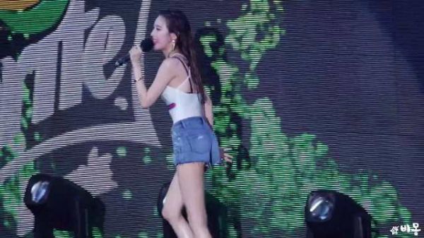 南韩腿精宣美水上音乐节演出直拍,这泳装穿搭我要给满分