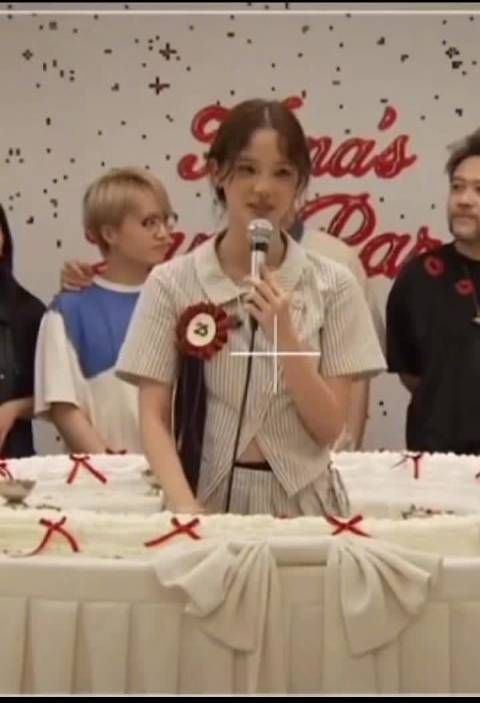 欧阳娜娜生日用蛋糕把自己围起来