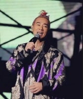 陈小春演唱会卖力唱跳，57岁依然活力满满，老婆应采儿为其加油