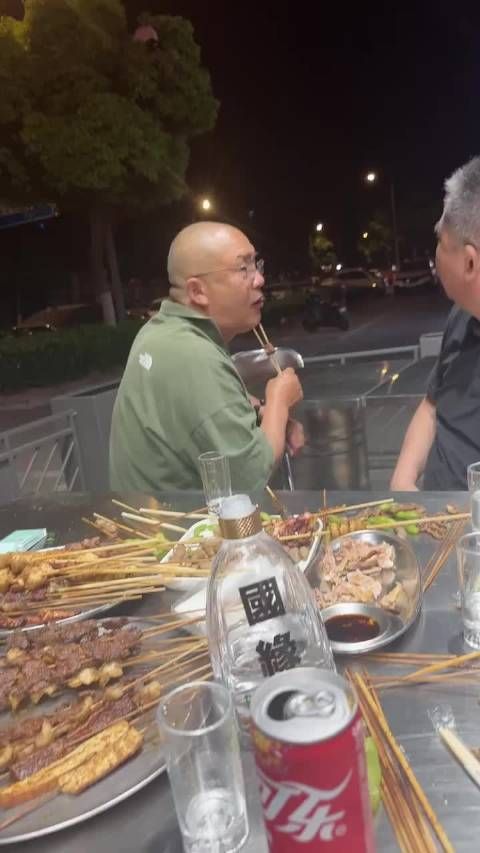 谁把女朋友挂树上了