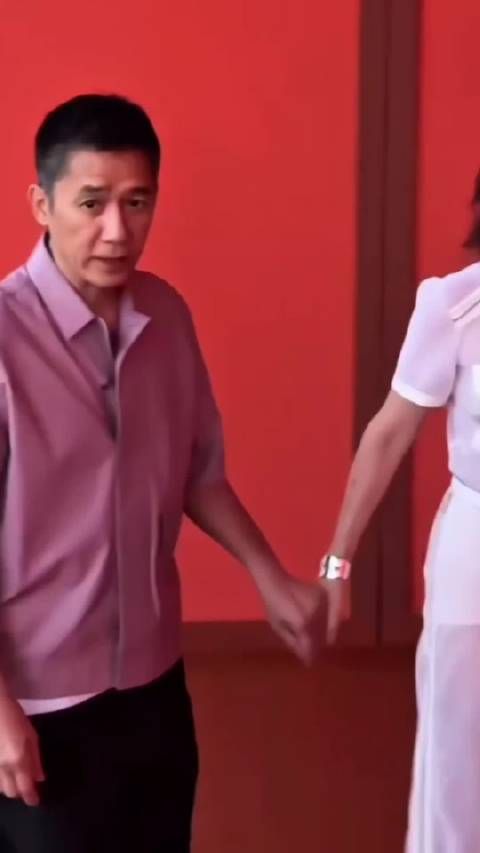 刘嘉玲梁朝伟亮相爱马仕上海大秀,性格反差引关注