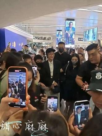 叶CC抵达上海啦!接机场面真是人山人海 视频分享