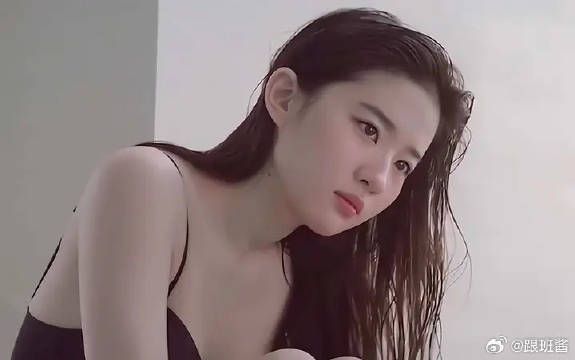 她是我最喜欢的那种身材了,修长而不失丰腴,肤若凝脂!