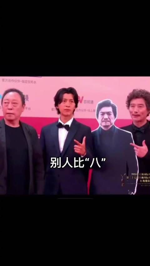 笑疯了,别人比8朱一龙对手指,懵懵懂懂的抽象圣体