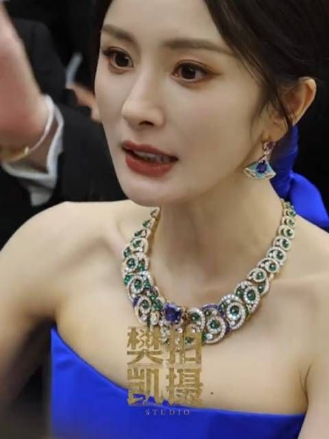 无滤镜直拍,沉侵式感受一下杨幂这张伟大的脸,生动可爱又性感迷人!