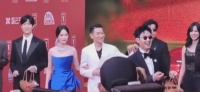杨幂刘德华红毯挽手引尖叫！杨幂：感谢导演给机会，电影想看就看