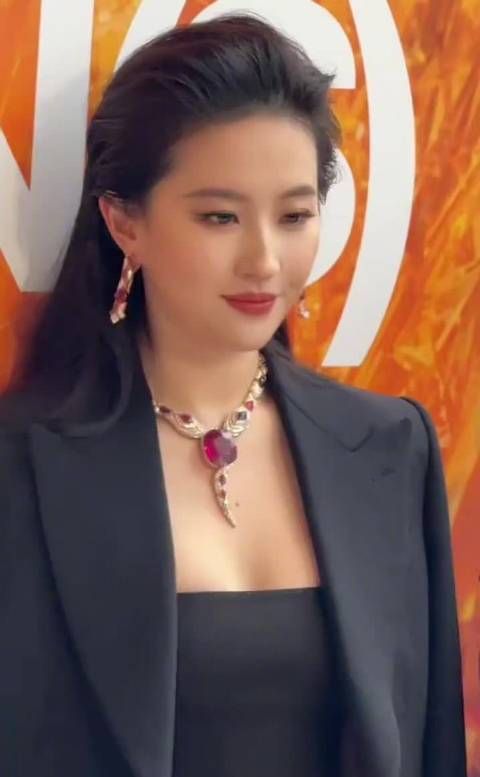 刘亦菲还是太权威了,拍她的人全是放大再放大捕捉我们女王的美