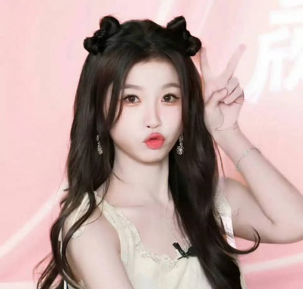 搜狐娱乐讯 近日，一组虞书欣蝴蝶结猫耳发型的美图曝光。