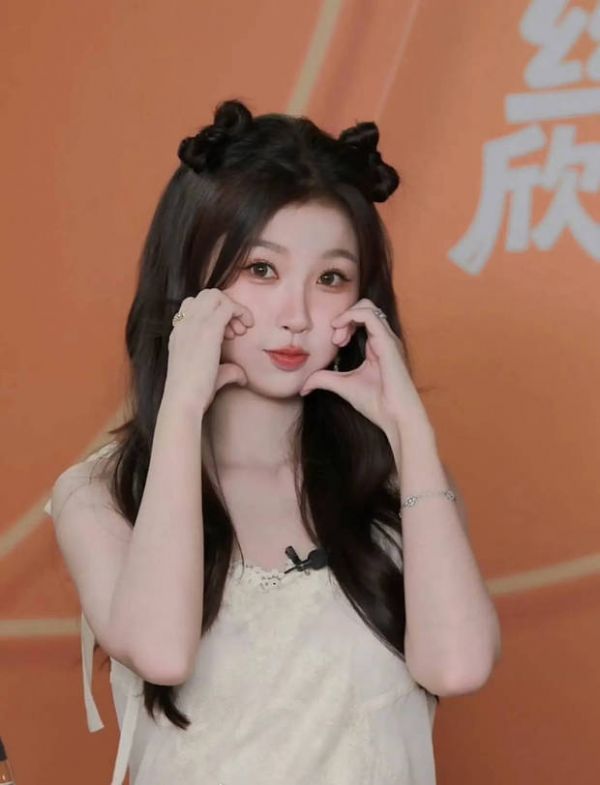 虞书欣对镜比心。